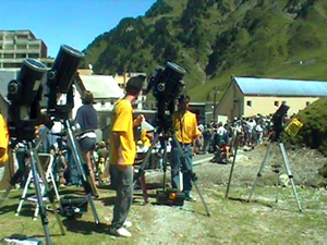 En t, longue file d'attente devant la gare du tlphrique du Pic du Midi : les animateurs de CAP ASTRO proposent pendant ce temps l'observation des ruptions solaires, la prsentation de mtorites et le lancement de fuses  eau pour les enfants !