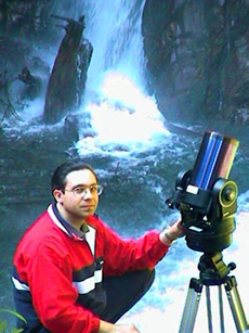 Laurent Courier : grant fondateur de CAP ASTRO, pose devant la cascade du Garret  100m du bureau, prs de son ETX125