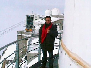 Laurent au Pic du Midi - coupole des coronographes..JPG (56785 octets)