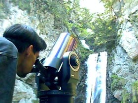 Pascal, un amateur averti, observe le Soleil au tlescope prs des cascades du garret situes  10 min  pied de nos locaux