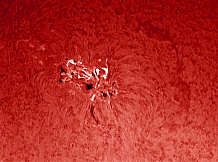 Zoom sur la surface bouillonante du Soleil. Les filaments sont des jets de gaz projets par notre toile. Les taches sombres sont des zones plus "froides" que l'environnement (3500 au lieu de 5800)