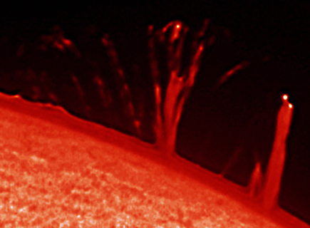 Eruption solaire mesurant entre 3 et 4 fois la taille de la Terre !  Son volution tait perceptible en moins de 5 minutes. Le spectacle a dur pendant une demi-journe !